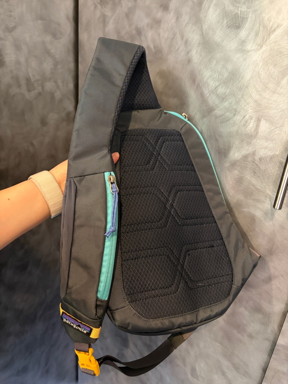 Patagonia atom sling crossbody bag - Picture 2 of 3